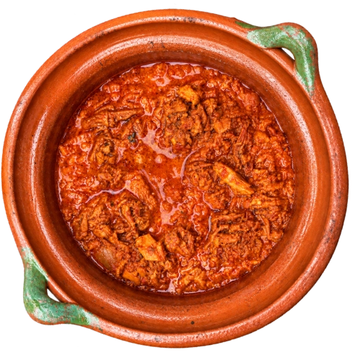 olla de barro con guisado de chicharron en salsa roja